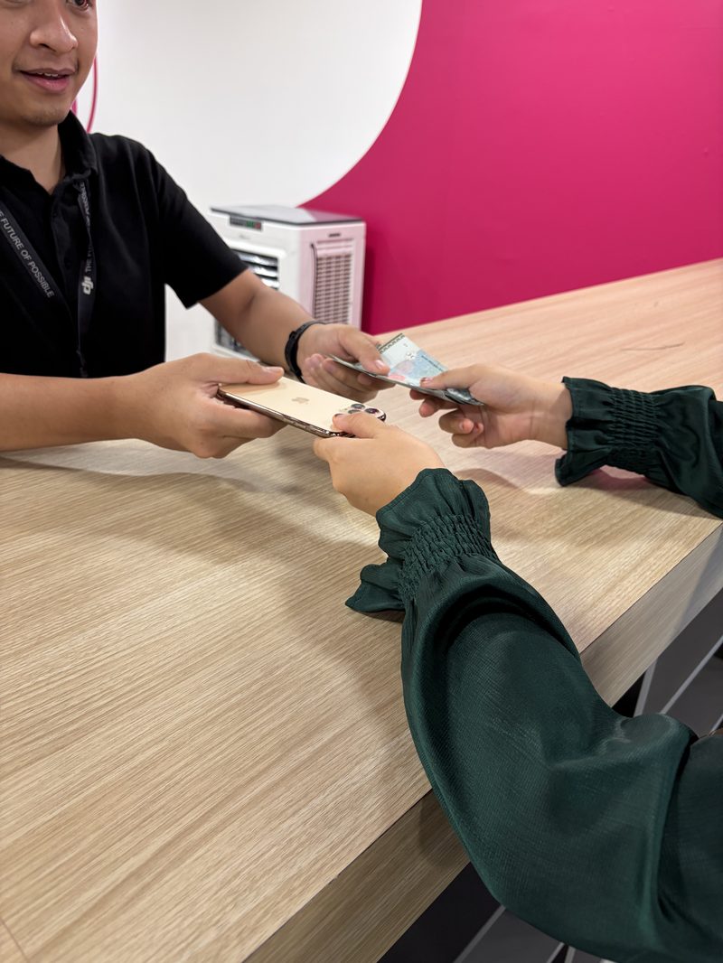 Berry Nice customer receiving cash payout after iPhone buyback